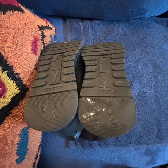 Fly London size 38 ankle boots.  Silver color in very good condition. - Picture 4 of 6